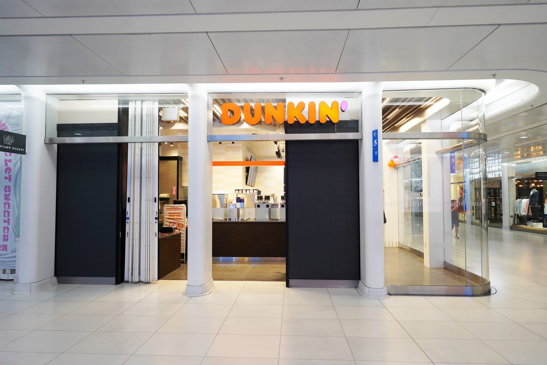 Dunkin' in World Trade Center, New York, interior view 5, designed by Zelta Design